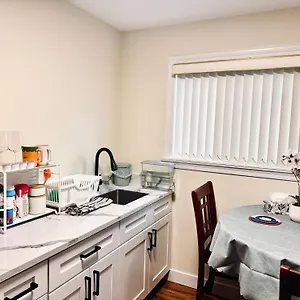 Holiday home Cozy 2 Beds Spacious Rooms,close To Transit, Vancouver